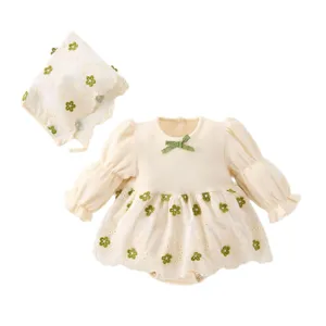 Baby Mädchen Langarm Strampler mit passender Haube und süßer grüner Blumenstickerei.