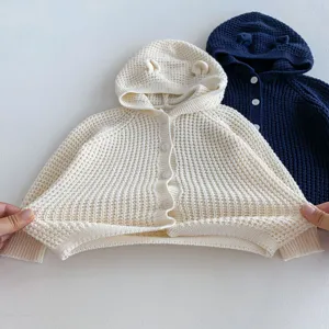 Gilet en tricot pour bébé à capuche avec oreilles d'ours, détail texture gaufre, simple.