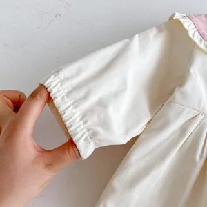 Detalle de manga de abrigo niña lindo puño elástico chaqueta algodón bebé dulce