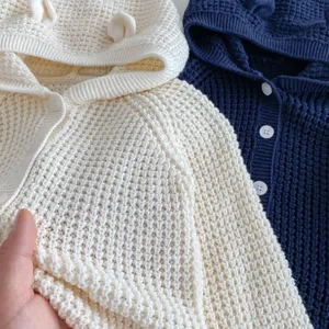 Gilet à capuche en tricot pour bébé avec adorables oreilles d'ours, simple boutonnage, automne.