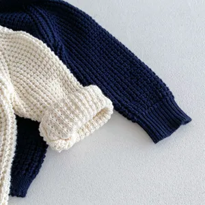 Détail de pull en tricot gros plan, tissu gaufré texturé, douce texture pour enfants.