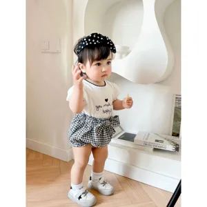 Conjunto de verano para niña pequeña con camiseta de manga corta y pantalones a cuadros.