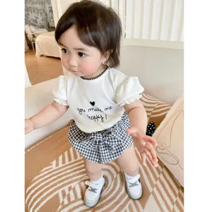 Lindo camiseta de manga corta de verano para niña con borde con volantes y shorts a cuadros.