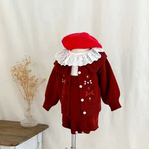 Ensemble gilet barboteuse bebe mignon avec col en dentelle blanche et beret rouge