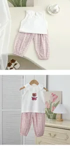 Dettaglio del set estivo da bambina con top smanicato e pantaloni a quadri stampati.