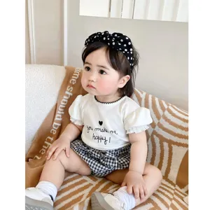 Primer plano de camiseta de manga corta para niña pequeña, bonito diseño de volantes.