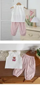 Set estivo bambina con top smanicato stampato a orsetto e lunghi pantaloni a quadri rosa.