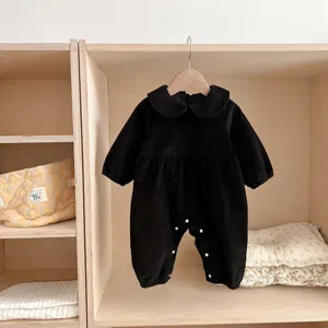 Detailansicht des Cord-Stramplers für Babys, schwarzer Langarm-Anzug mit Bubikragen.