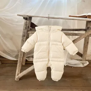 Mono de plumas invierno bebé con capucha ropa cálida exterior recién nacido detalle prenda