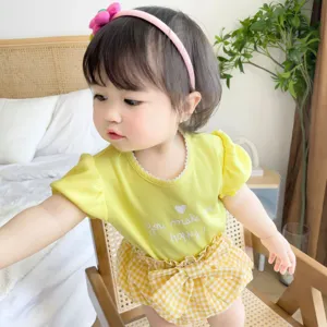 Lindo camiseta de verano para niña de manga corta con pantalones cortos a cuadros.