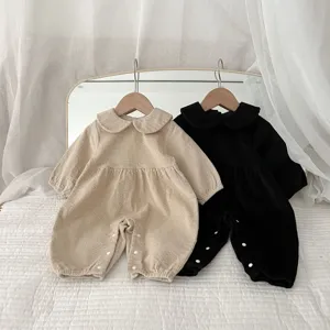 Nahaufnahme des Baby Cordoverall mit süßem Kragen und langen Ärmeln für den herbstlichen Alltag.