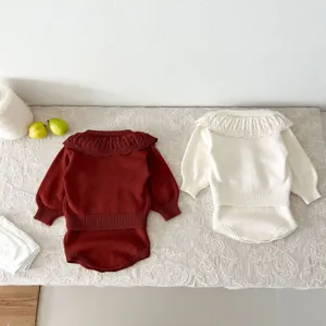 Vue détaillée de l'ensemble pull et body en tricot pour bébé, avec col à volants élégant.