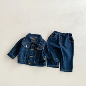 Dettaglio del set di giacca e pantaloni in morbido denim per bambini con bottoni metallici e tasche.