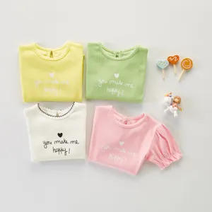 Conjunto de camiseta de manga corta para niña con cuello de volantes y estampado.