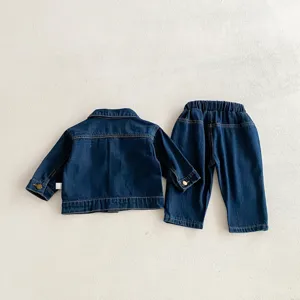 Set giacca e pantaloni in denim per bambini, morbido tessuto blu scuro, vestito primaverile.