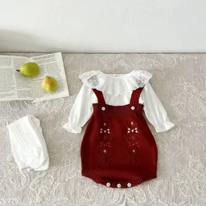 Ensemble barboteuse en tricot pour bébé fille avec haut à col en dentelle et combinaison.