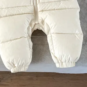 Mono de plumón para bebé detalle, cómodo mameluco de invierno con cierre de cremallera.