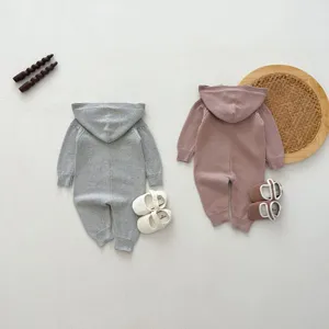 Adorable mameluco tejido de punto para bebé con capucha conjunto de otoño cálido.