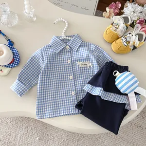 Grazioso set di camicia a quadri a maniche lunghe e pantaloni con volant per bambina.