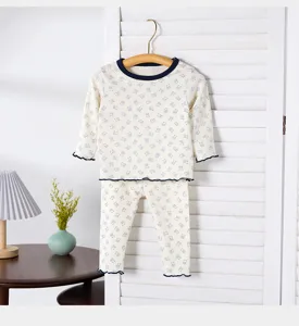 Set di intimo termico in cotone per bambini con maglia e pantaloni a stampa orsetto primavera.