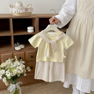 Sommer Baby Mädchen Kleidung Set mit Kurzarm T-Shirt Schal und gestreiften Shorts.