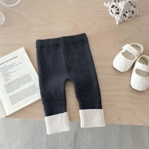Leggings in maglia per bambina invernali caldi ed elastici con risvolti bianchi.