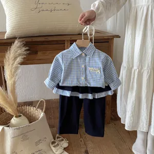 Set casual da bambina camicia a quadri a maniche lunghe e pantaloni, abbigliamento autunnale.