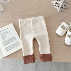 Comodi leggings a costine beige con risvolto marrone, pantaloni in maglia elastica neonato.