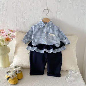 Set di abbigliamento autunnale a quadri con camicia a maniche lunghe e pantaloni