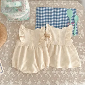 Details van zomer baby meisje romper jurk set, schattige mouwloze beige ruitjes kleding.