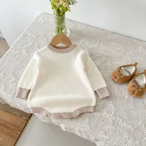 Detailansicht süßer Baby Strick-Strampler in Beige und Braun, kuscheliger Herbst Overall.