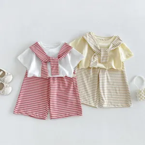 Nahaufnahme des Sommer-Kleidersets für Kleinkinder mit Matrosenkragen-T-Shirt und Shorts.