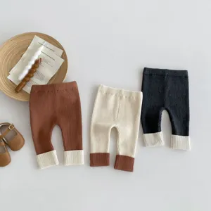 Dettaglio leggings neonato in maglia con risvolti e morbido tessuto elastico soffice.