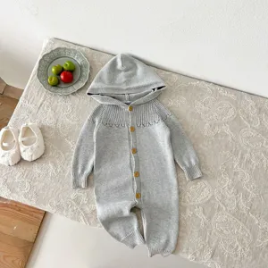 Cómodo pelele de punto gris para bebé con capucha y botones de madera, ropa de otoño.