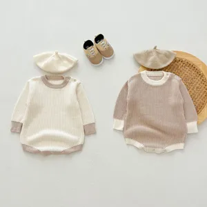 Detailaufnahme von Babystrick-Romper, Herbst Kinderbekleidung Set mit Mütze und Schuhen.