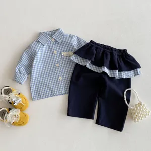 Set di abbigliamento autunnale da bambina con camicia a quadri e pantaloni carini.