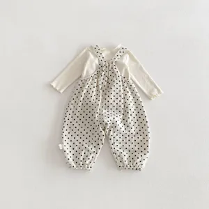 Detailansicht des niedlichen Pünktchen-Latzhosen-Sets für Babys, weiche Baumwolle langarm.