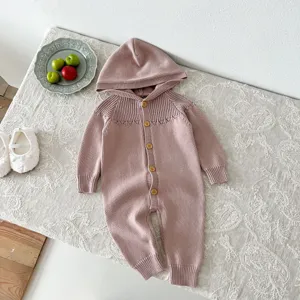 Encantador detalle de mameluco tejido para bebé con capucha, ropa cómoda de recién nacido.