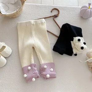 Baby Strickleggings Detail, süße Bommelbündchen, gemütliche Rippenhosen für den Herbst.