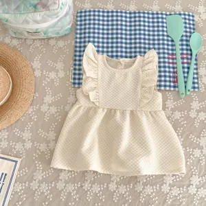 Gedetailleerd overzicht van beige baby meisje zomerjurk met volants, schattige peuterkleding.