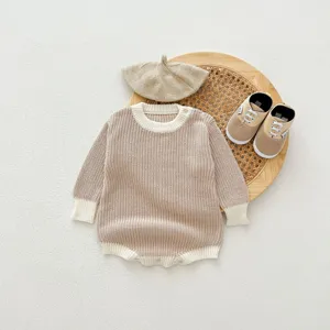 Detailaufnahme von süßem Baby Strick-Romper, Baskenmütze und Schuhen im gemütlichen Khaki-Look.
