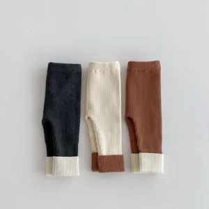 Vista dettagliata di leggings in maglia per neonati con morbida trama a coste e orlo risvolto.