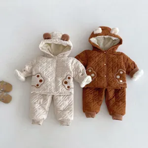 Gedetailleerd overzicht van gevoerde baby winter gewatteerde jas en broek set met oren.