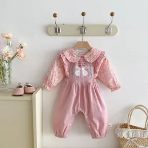 Süßer rosafarbener Baby Mädchen Langarm Strampler mit niedlichem Hasen Blumen Motiv Detail.