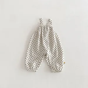 Detailansicht des Baby Polka Dot Latzhosen Overalls, bequemer Baumwollstoff mit Punkten.
