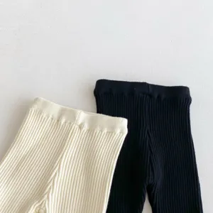 Nahaufnahme von Baby-Feinstrick-Leggings in Schwarz und Creme, weiche Textur, kuschelige Hose.