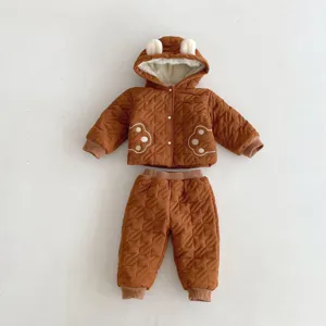 Gedetailleerd overzicht van de warme bruine gewatteerde baby winterset met berenoren.