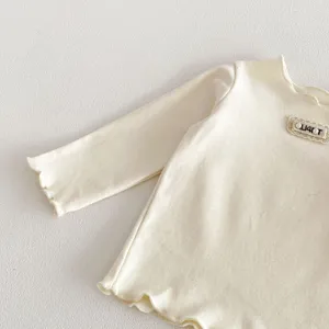 Geripptes Langarm Kinder T-Shirt für Mädchen mit Rüschensaum und feinem Perlenaufnäher.