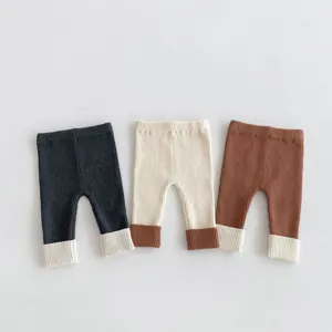 Vista di dettaglio dei leggings in maglia per neonato con risvolto, pantalone elastico.