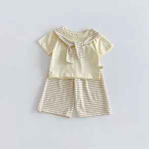 Sommer-Set Detail für Kleinkinder, gelbes T-Shirt mit gestreiftem Schal und passenden Shorts.